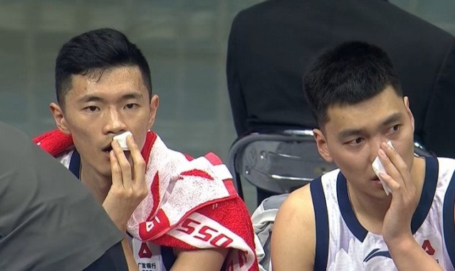 九游体育-复刻CBA名场面！场边陈林坚和陈培东同时拿纸巾擦拭血迹