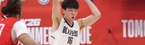 九游网-队记：杨瀚森有时在进攻端不说英语队友也懂其意图 这是他的能力