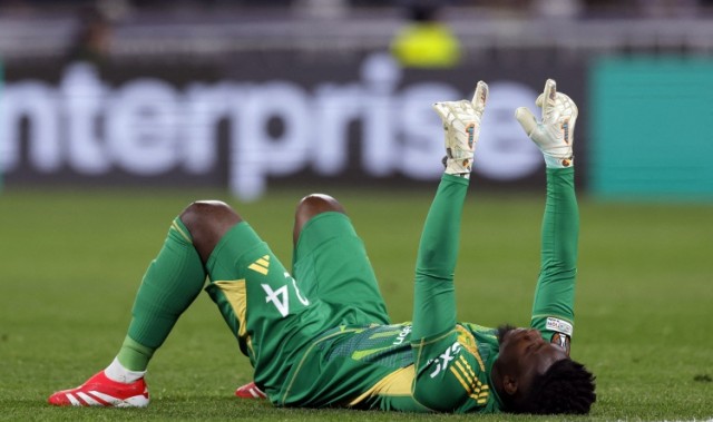 记者：预计从现在开始到转会窗口关闭，奥纳纳不会离开曼联