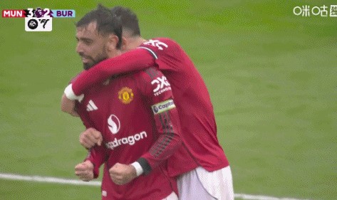九游体育直播-不容易！曼联3-2绝杀升班马，曼联众将激动庆祝&amp;amp;齐尔克泽抱阿莫林