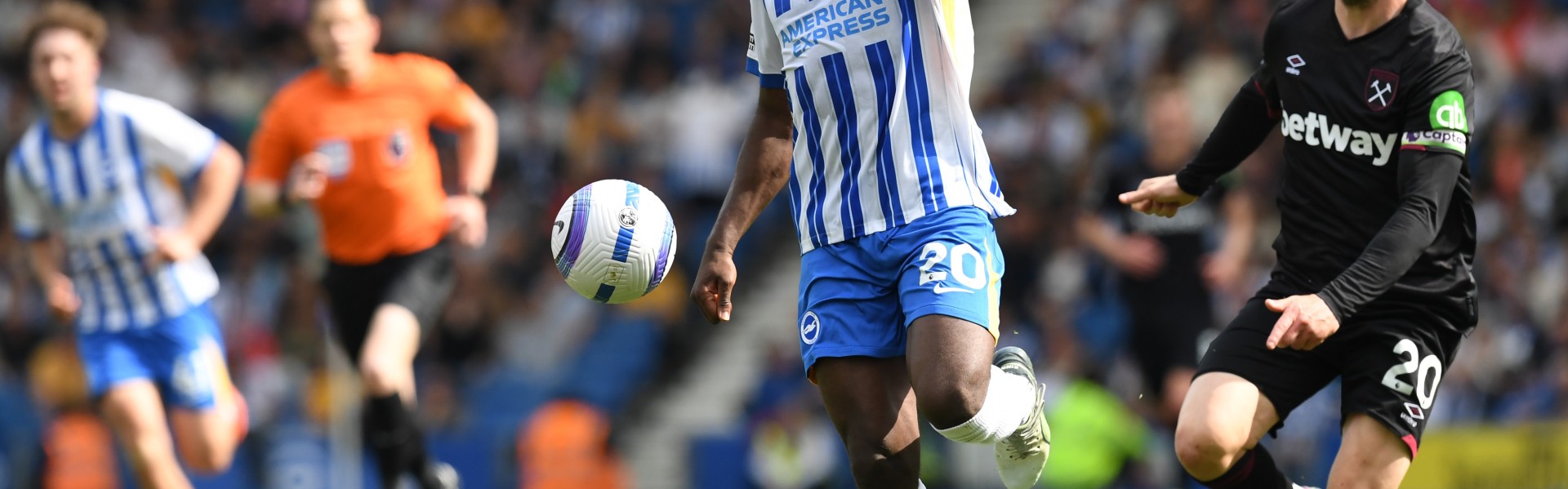 天空体育：赫尔泽勒相信巴莱巴将留队，报价超1亿镑才可能谈判