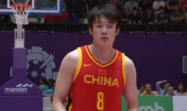 丁彦雨航：现在有更多年轻人在努力拼搏 相信中国男篮会越来越好