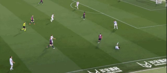 1682894590010037418.gif 尤文07点球.gif